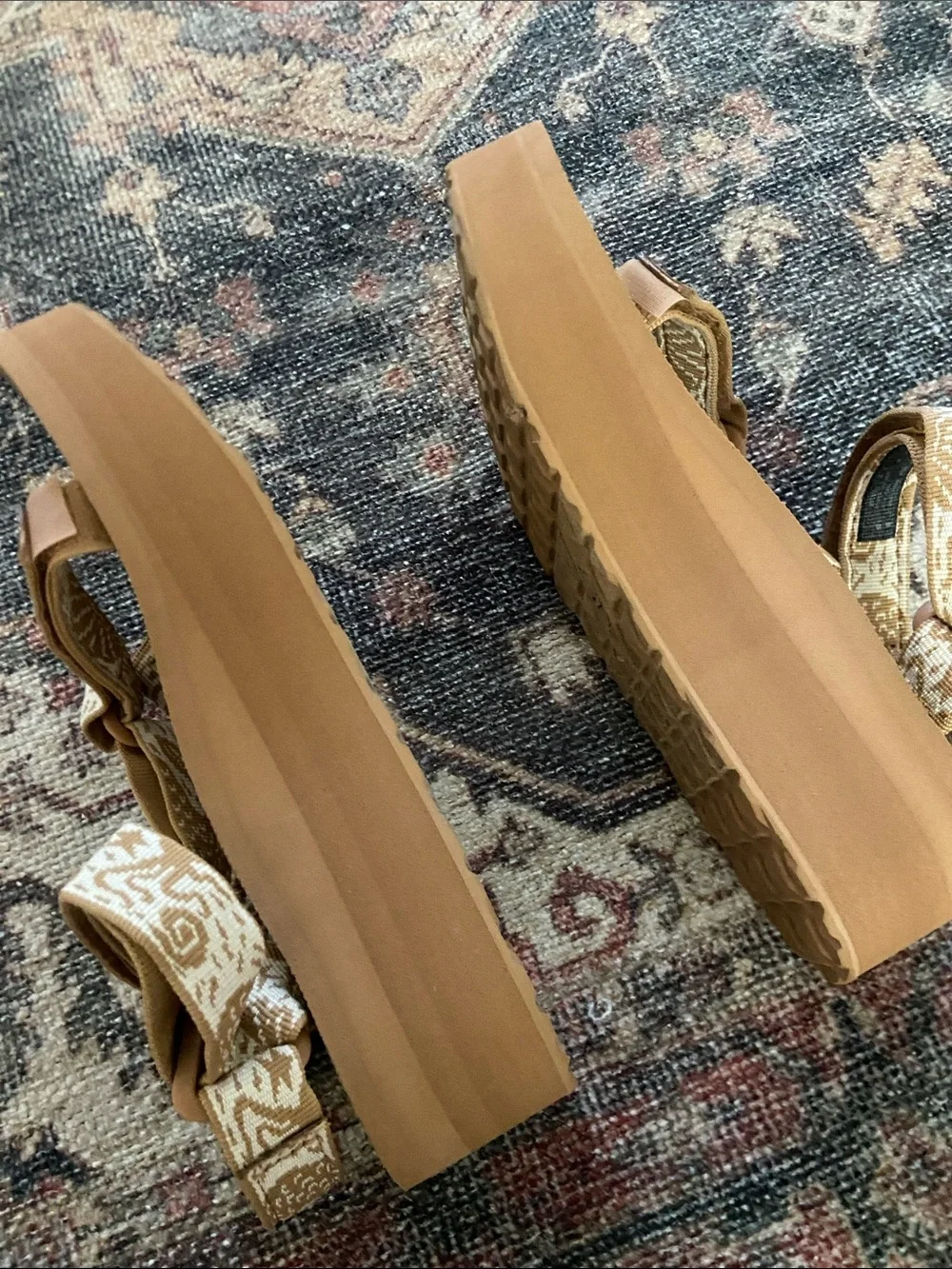Teva flat form Tan Strappy Women’s Sandals with Patterned, practically new - Picture 3 of 6
